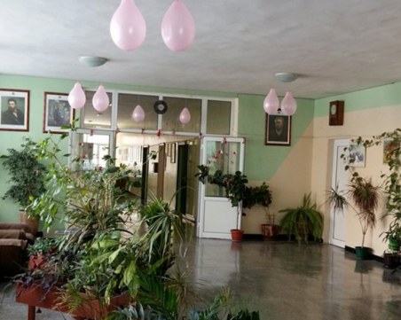 Училището на Стоичков отбелязва Деня на розовата фланелка