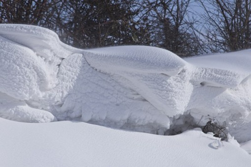 Автобус с деца заседна в пряспа, пожарникари са накрак