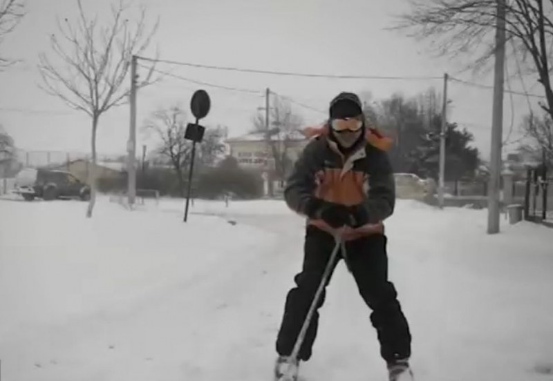 Ентусиасти превърнаха улица в ски писта ВИДЕО