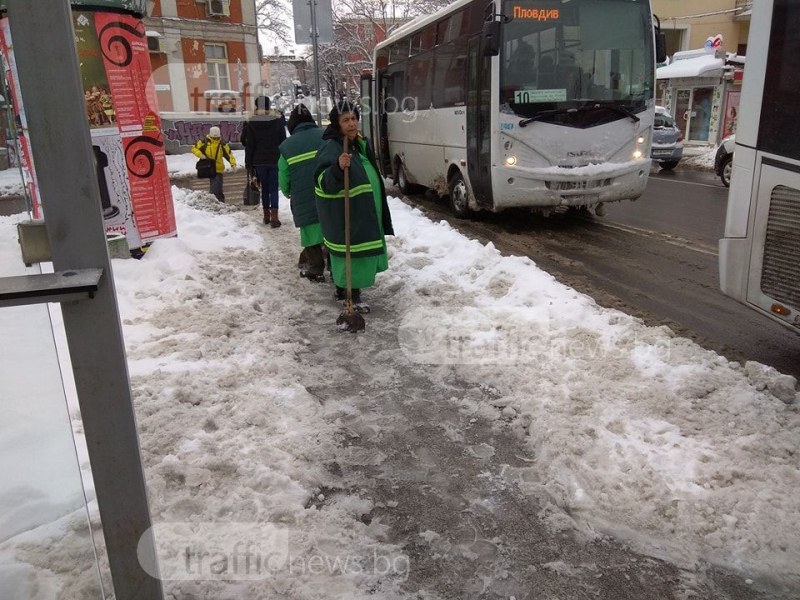 Извозват снега от Пловдив, премахват опасни ледени висулки СНИМКИ