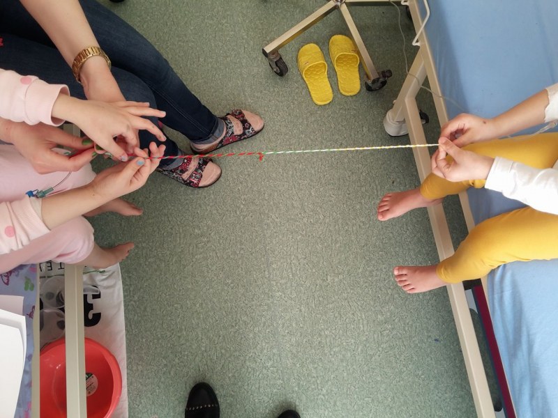 Малките пациенти в пловдивска болница направиха мартеници СНИМКИ