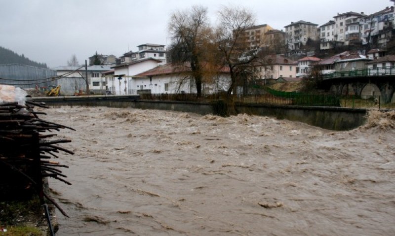 Мъж и жена паднаха с джипа си в коритото на река Черна