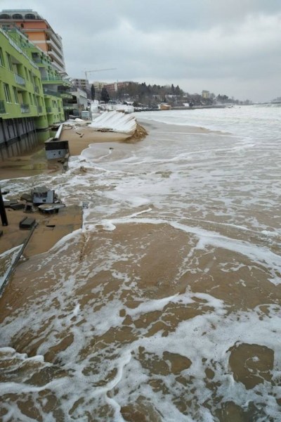 Огромни вълни отнесоха Южния плаж в Несебър