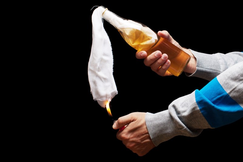 Подпалиха автопарка на бизнесмен от санданско село с “Молотов“