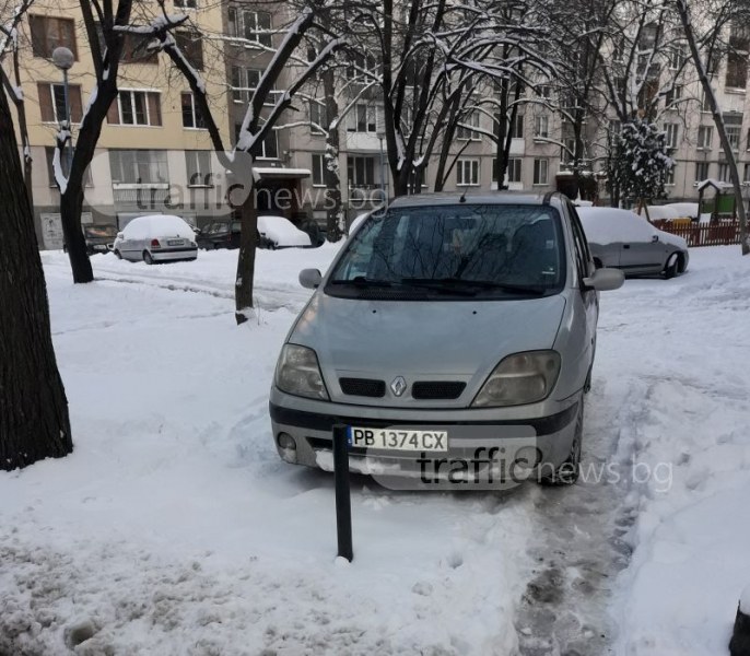 Снежни паркинг безумици! Като не се вижда тротоара, не значи, че не си върху него СНИМКИ