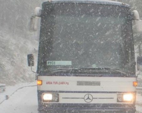 Автобус с деца закъса в района на Горнооряховско село