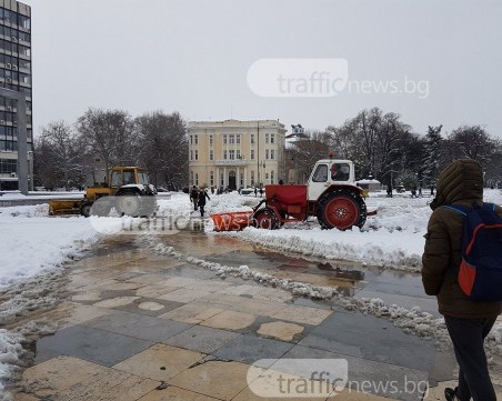 Рибарчето замръзна! Трактори се борят с преспите в Цар Симеоновата градина СНИМКИ