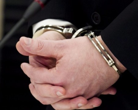 Бивш кмет раздаде юмруци на настоящия и потроши селското кметството