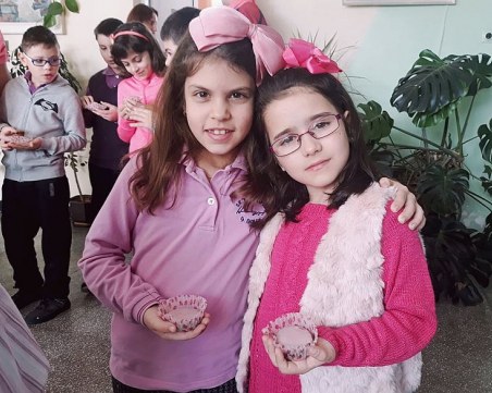 Децата от училището на Стоичков хапнаха розови сладки на приятелството СНИМКИ