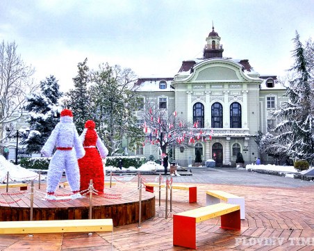 Гигантски Пижо и Пенда пред Общината - новата атракция на Пловдив