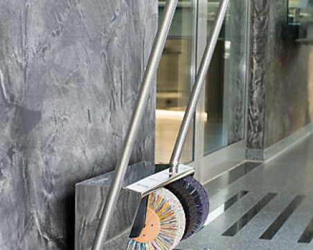 Куриоз! Откраднаха метална стъргалка за обувки от кметство