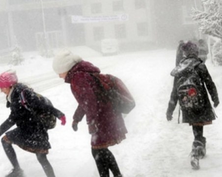 Ученици в Пловдивско излизат във ваканция заради лошото време