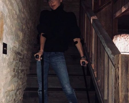 Виктория Бекъм претърпя инцидент, сложи шина и патерици