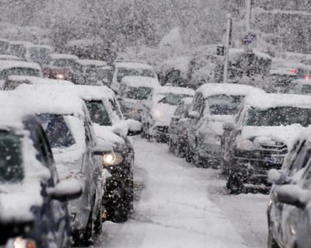 Заради снега: Около 150 автомобила са блокирани по пътя Равда-Несебър