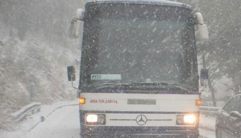 Автобус с деца закъса в района на Горнооряховско село