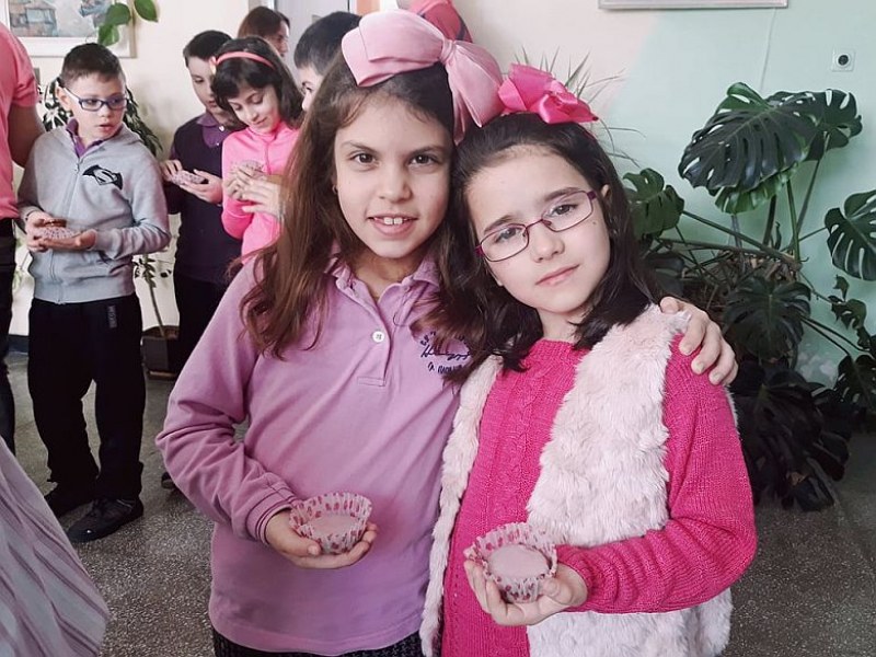 Децата от училището на Стоичков хапнаха розови сладки на приятелството СНИМКИ
