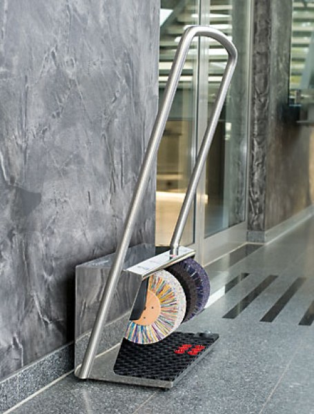 Куриоз! Откраднаха метална стъргалка за обувки от кметство