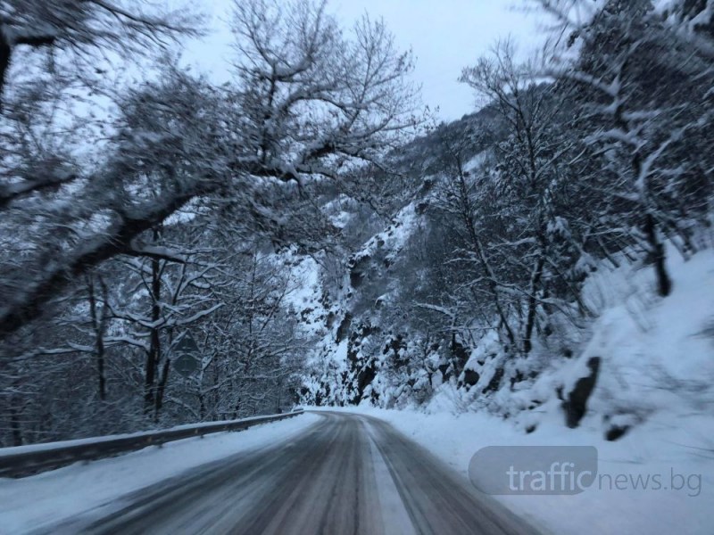 Втора доза снежни капани: Пътищата в Пловдив и региона замръзнаха, затвориха част от АМ Тракия