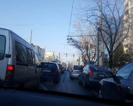 Аварирал автобус образува голяма тапа на “Дунав“ СНИМКИ