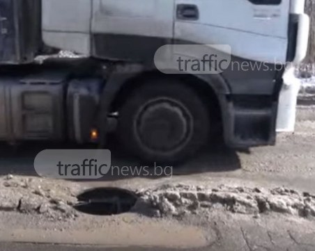 Автобус и пет ТИР-а се потрошиха в дупките на Рогошко шосе ВИДЕО