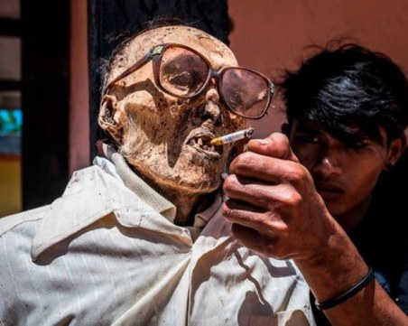 Десетки семействата изкопават починалите си близки и живеят с тях СНИМКИ