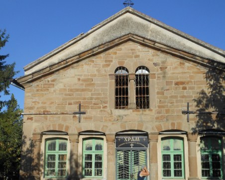 Добрина: Жена дари бащината си къща, за да спаси църква