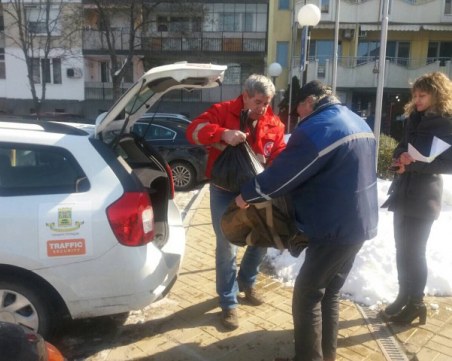 Доброволци от БЧК обикалят пловдивските улици, прибират бездомници останали навън в студа