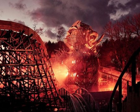 Доза адреналин: дървено влакче на ужасите, което избухва в пламъци ВИДЕО