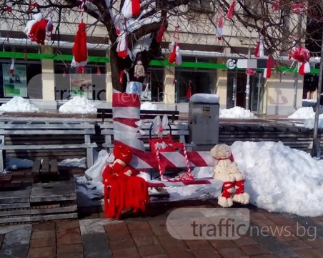 Идеално за мартенско селфи: Пейка осъмна с Пижо и Пенда, изненадата е на половин час от Пловдив