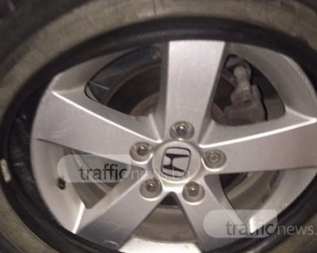 Кола осъмна с четири спукани гуми в Кючука