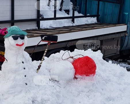 Коледно-пролетно-настроение край Пловдив! Ентусиасти направиха мартеница от… сняг СНИМКИ