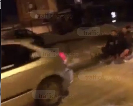 Младежи сърфират с палет в снега край Пловдив ВИДЕО