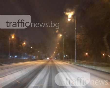 Нова порция сняг утре, опасност от поледици