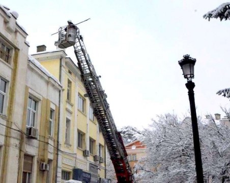 От Общината започват проверки на частни сгради, следят за премахването на ледени висулки
