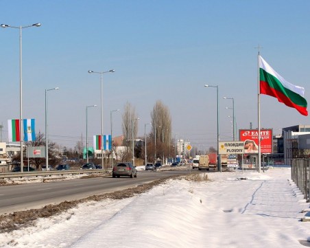 Пловдив е готов за Трети март! Нови трибагреници се развяваха под тепетата