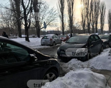 Пловдивски шофьори спират където им падне в снега, главен булевард стана еднопосочен СНИМКИ