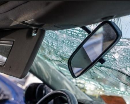 Шофьор е със счупен череп, заради лед паднал от камион