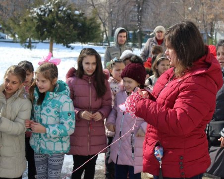 Ученици направиха най-дългата мартеница в Пловдив СНИМКИ