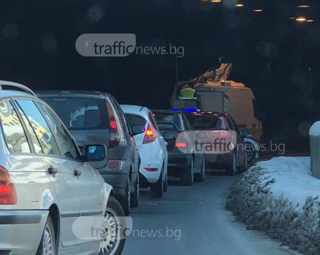 В час пик: Чистят ледени висулки в центъра, образува се задръстване СНИМКИ