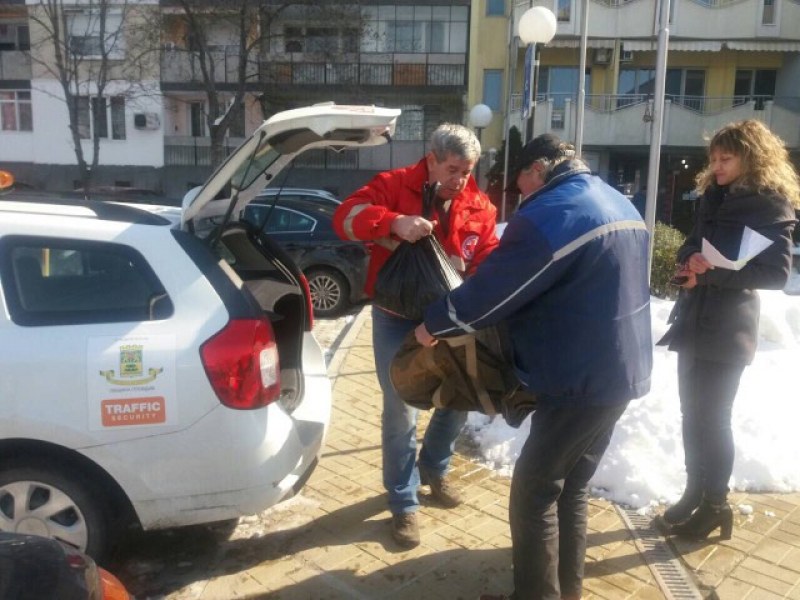 Доброволци от БЧК обикалят пловдивските улици, прибират бездомници останали навън в студа