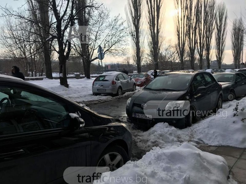 Пловдивски шофьори спират където им падне в снега, главен булевард стана еднопосочен СНИМКИ