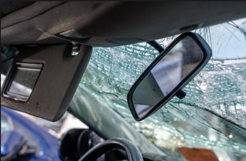 Шофьор е със счупен череп, заради лед паднал от камион