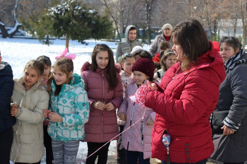 Ученици направиха най-дългата мартеница в Пловдив СНИМКИ