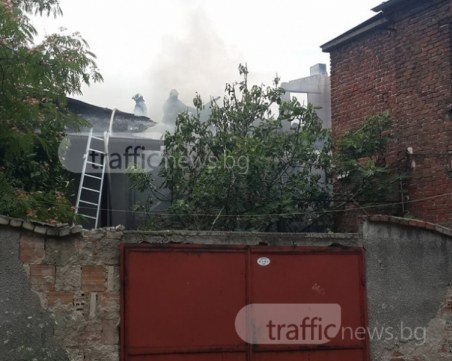 Автосервиз пламна в центъра, мъж е в болница