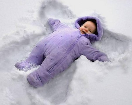 Баща изроди бебе в снежните преспи във Великобритания