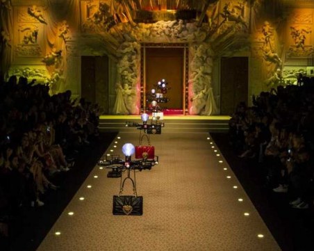 Гигантът Dolce & Gabbana представи чантите си с дронове ВИДЕО