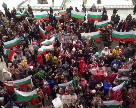 Химнът огласи пловдивско училище! Десетки ученици развяха трибагреници ВИДЕО и СНИМКИ