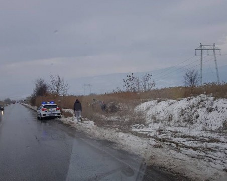 Катастрофа на Околовръстното! Автомобил се заби в канавка СНИМКИ