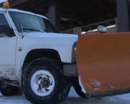 Кмет превърна джипа си в снегорин