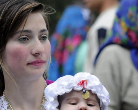 Криминализират съвместното съжителство на малолетни, отнасят го родителите